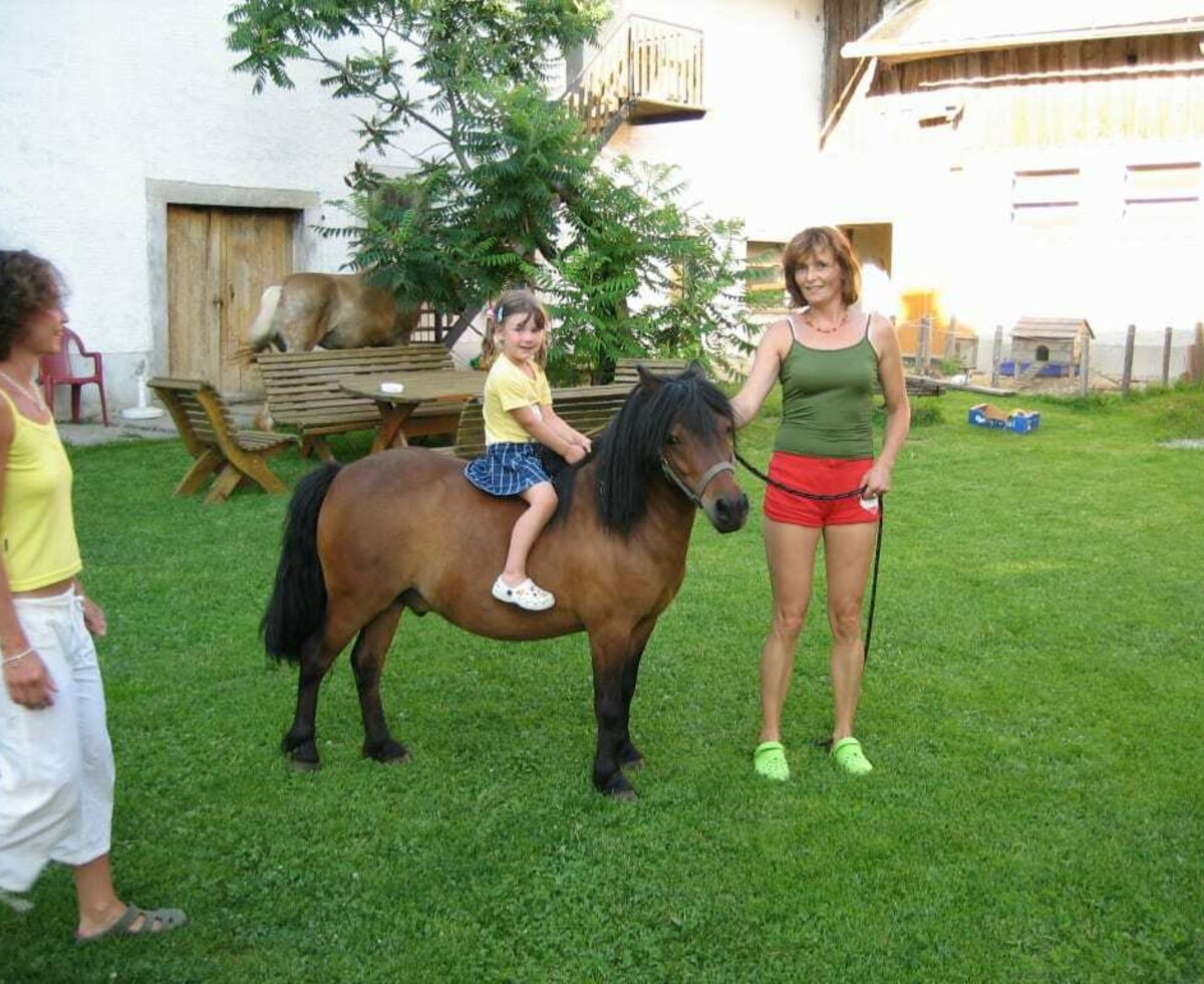 Margret beim Ponyreiten