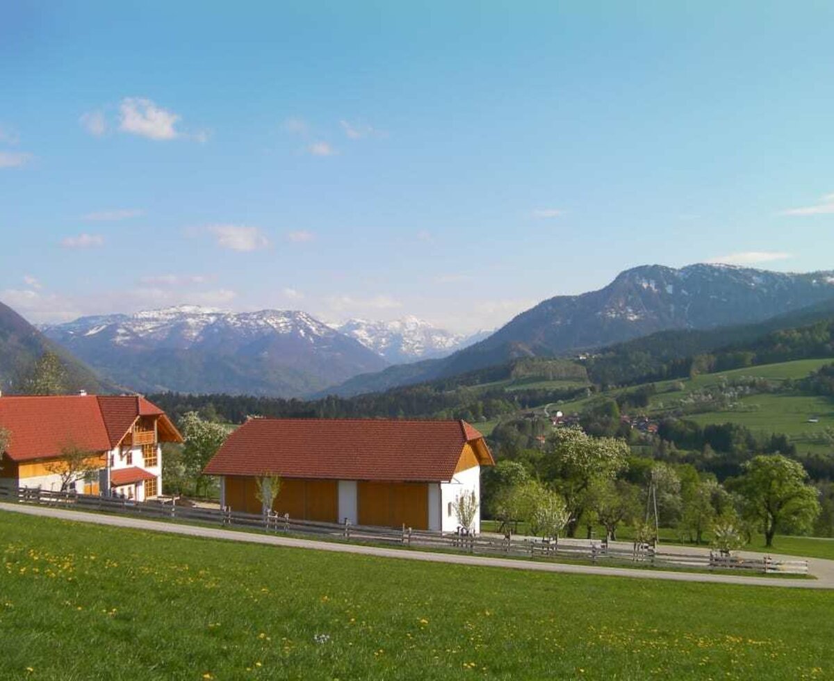 Hausansicht von hinten mit traumhaftem Ausblick