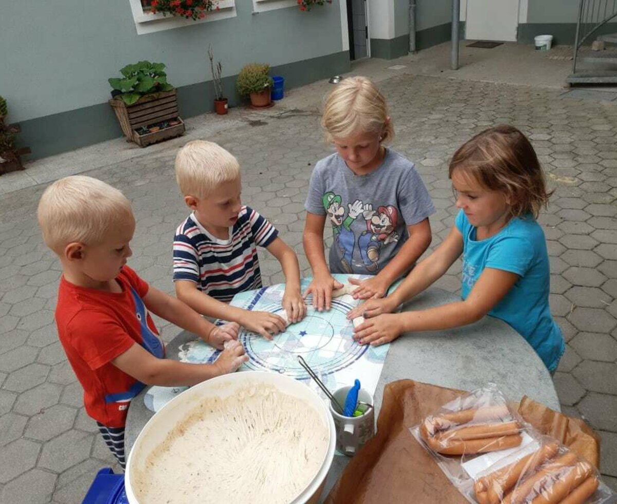 Jause selbst gemacht Würstel im Schlafrock