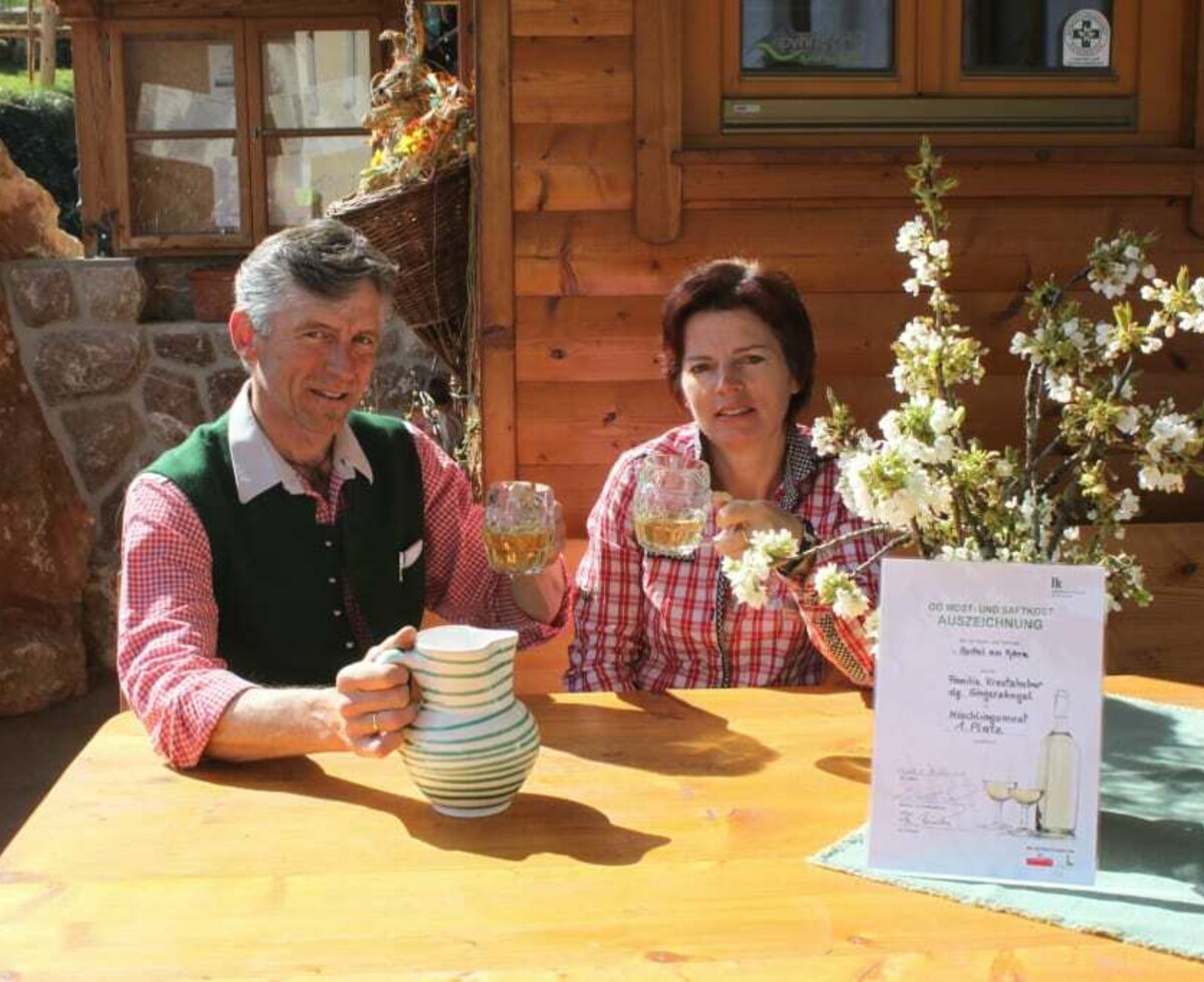 Andrea und Josef mit einem Glas ausgezeichnet Most