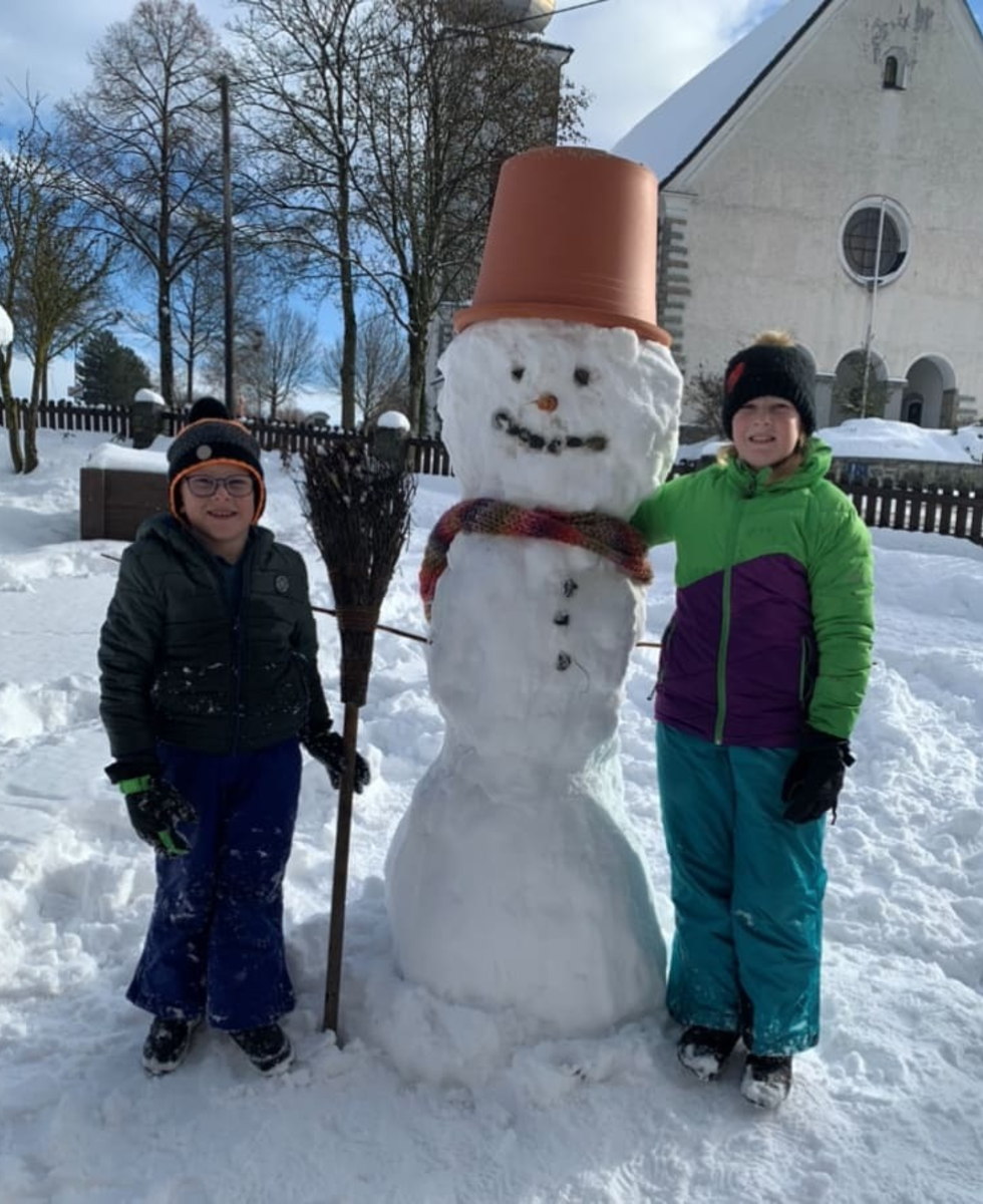 Die Kinder bauen einen Schneemann!