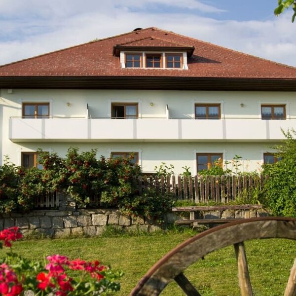 Blick vom Garten auf das Bauernhaus