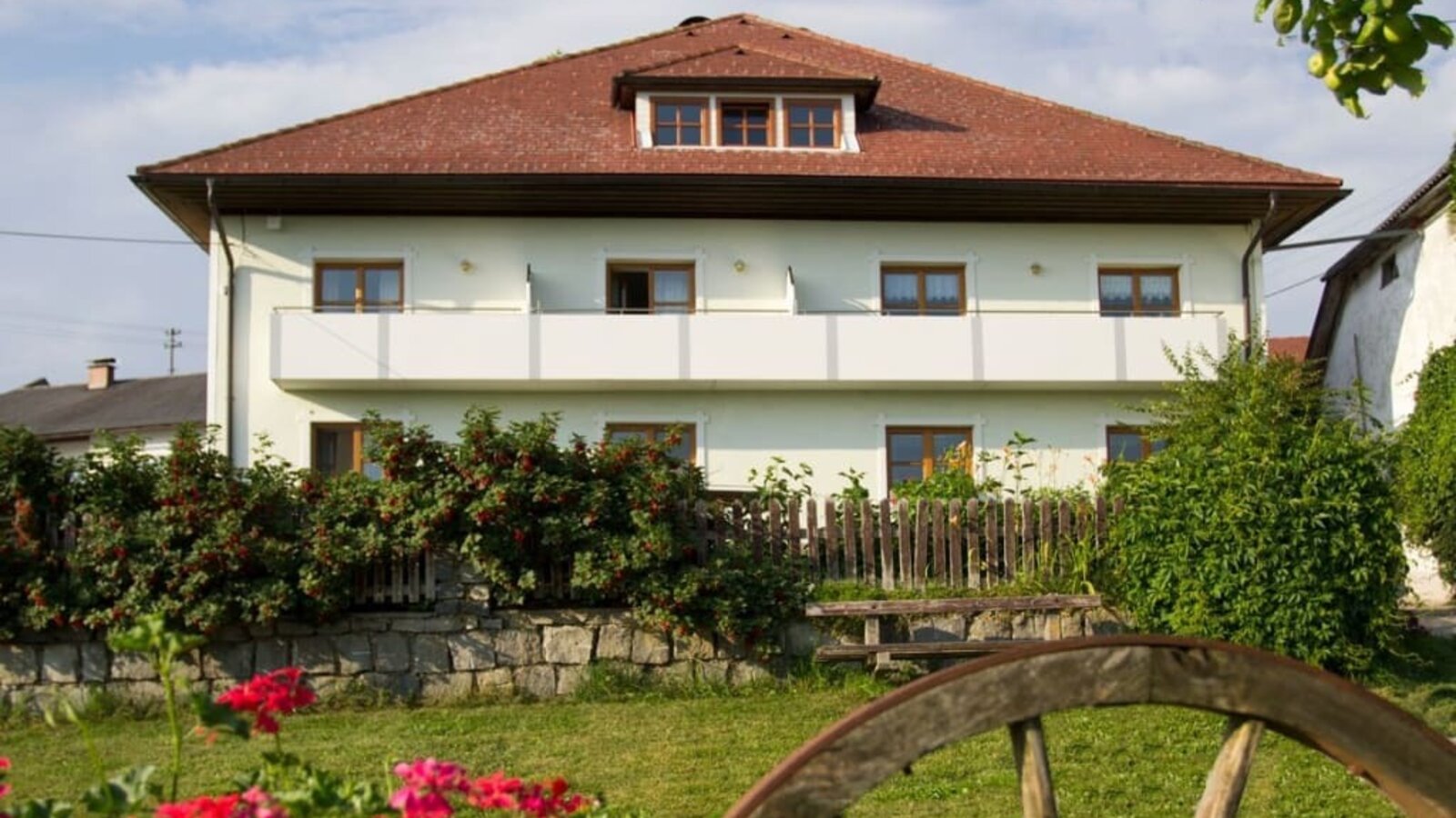 Blick vom Garten auf das Bauernhaus