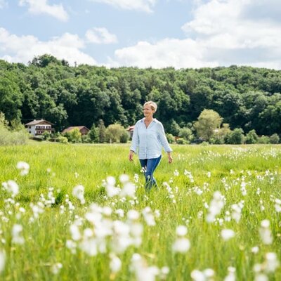 Sabine spaziert den Barfuß-Weg entlang