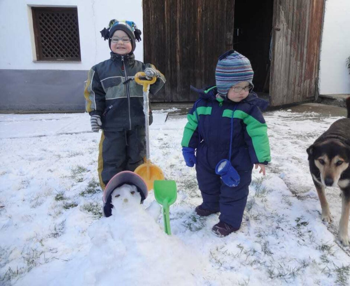 Ein lieber kleiner Schneemann im Hof