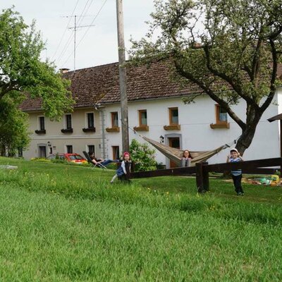 Hof und Spielplatz