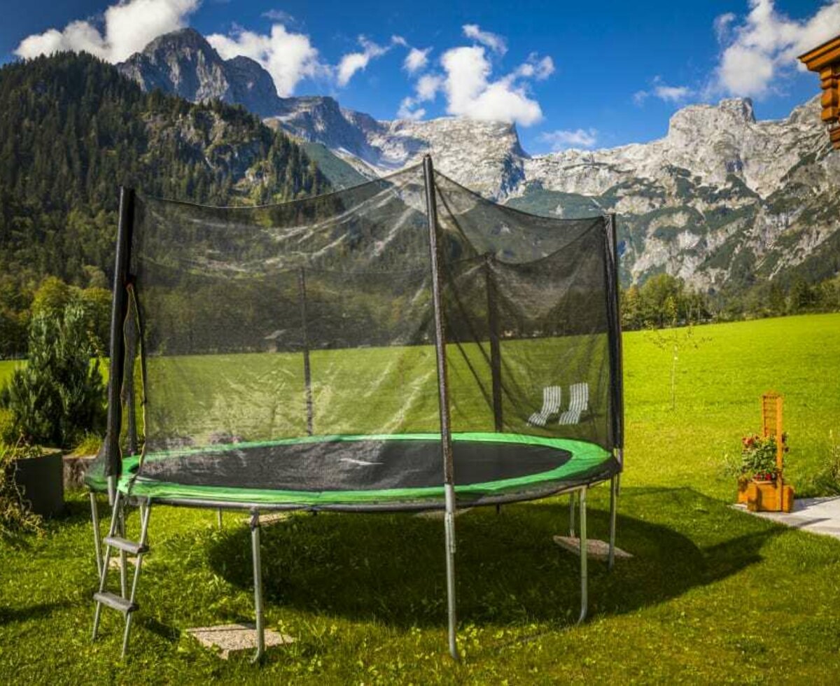 Kinderspielplatz mit Trampolin im Grünen