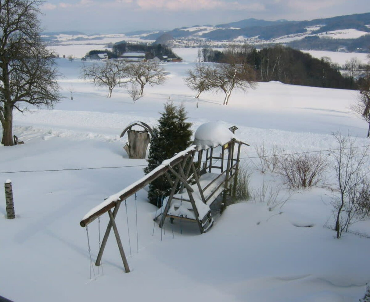 verschneiter Spielplatz