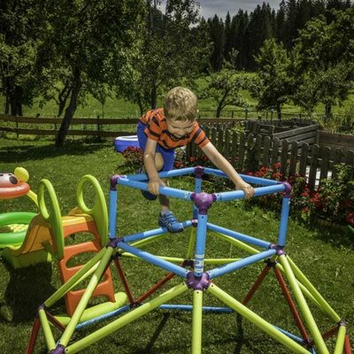 Kinderspielplatz - unser Felix beim Klettern