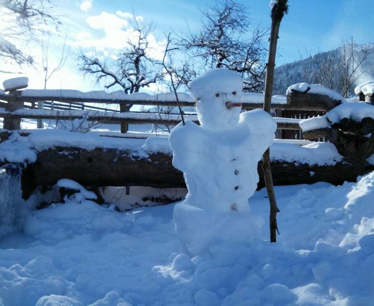 Schneemann bauen, Bob fahren, Spaß im Schnee haben