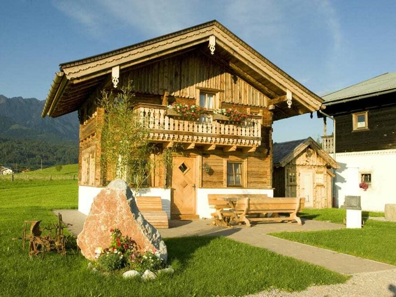 Chalet mit Saunahütterl im Sommer