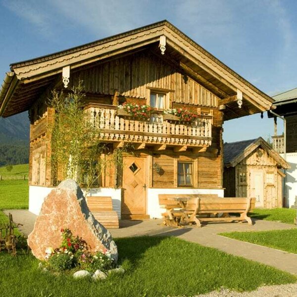 Chalet mit Saunahütterl im Sommer