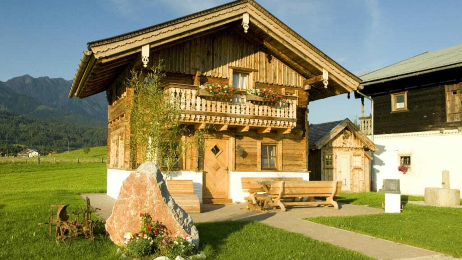 Chalet mit Saunahütterl im Sommer