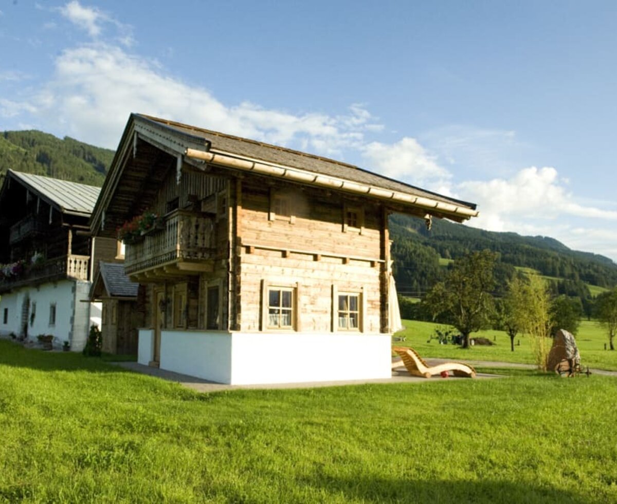 Chalet von der Seite im Sommer