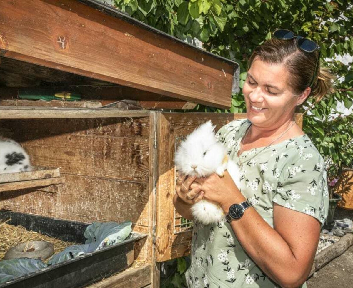 Hannelore mit dem Hasen