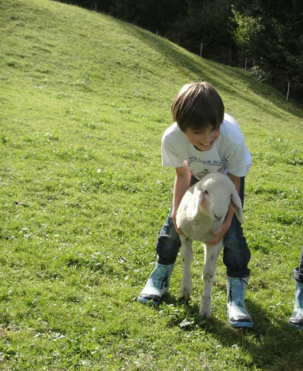 Kinder mit Lamm