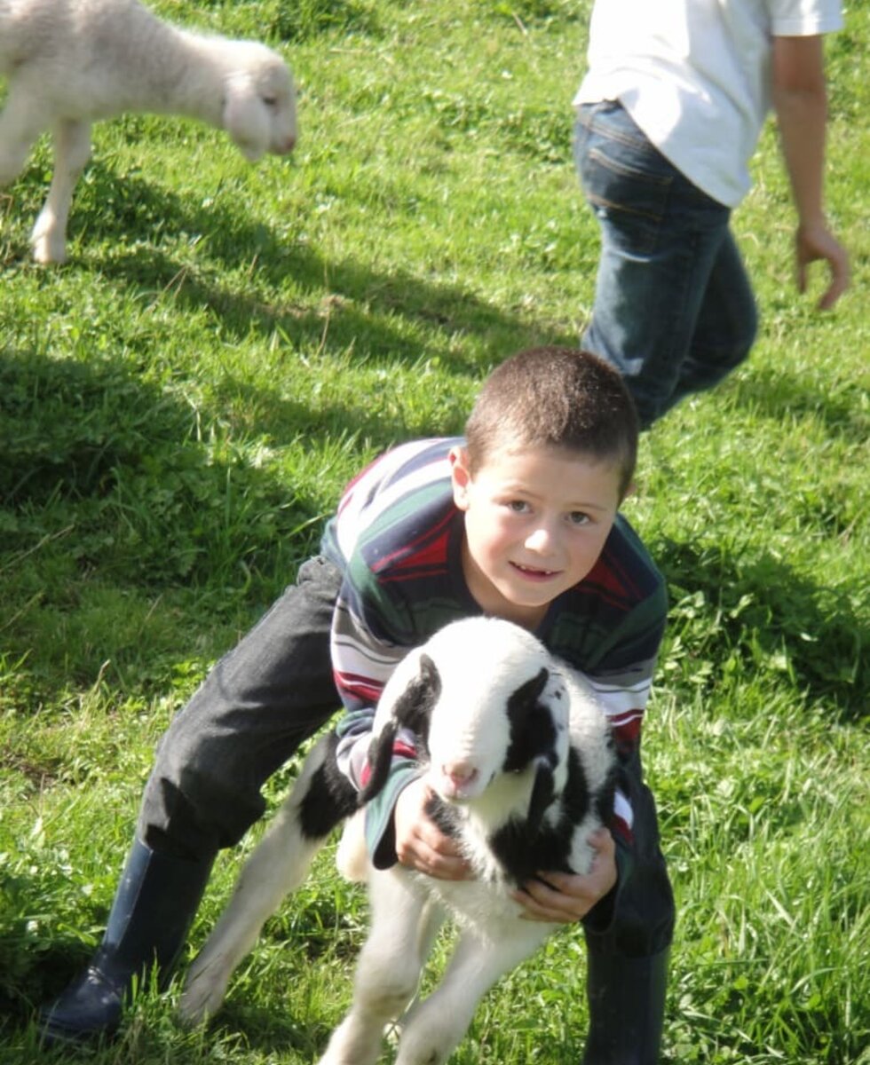 Peter mit Lieblingslämmchen