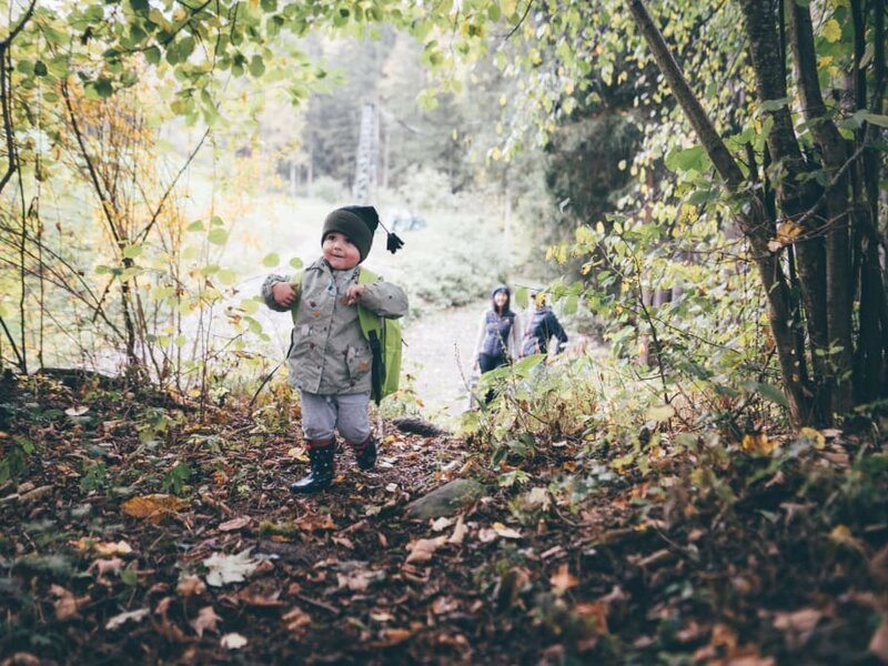 Kind im Wald