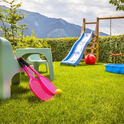 Garten mit Spielsachen