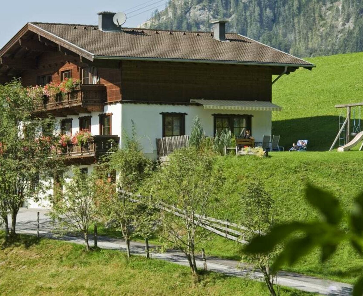 Unser Ferienhaus im Sommer mit Sonnenterrasse gleich am Haus. Am Spielplatz, Grillplatz u. Liegewiese kann man richtig entspanne!