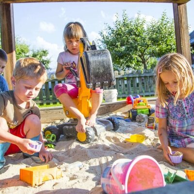 Kinder im Sandkasten