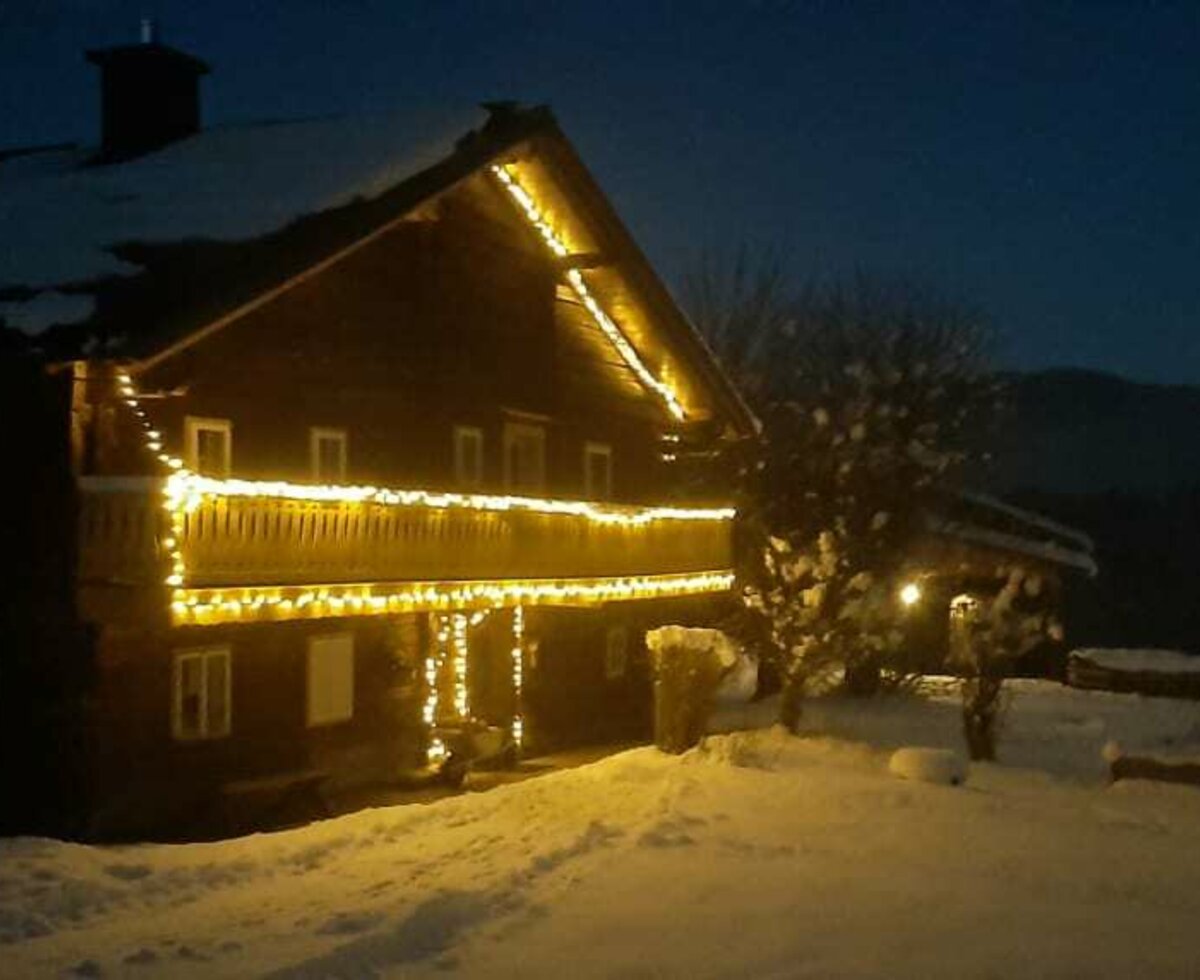 weihnachtliche Beleuchtung an der Hütte