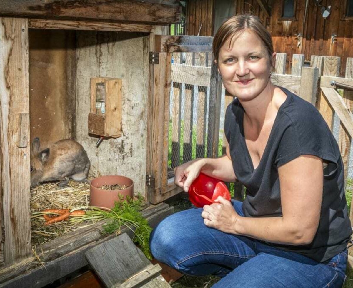 Beim Hasen füttern.