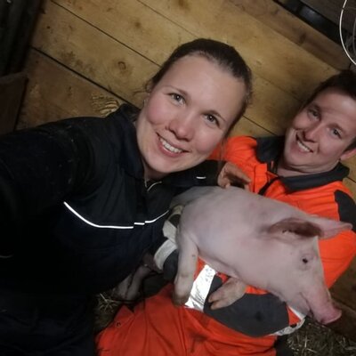 Marlene und Mario Esl mit Schwein