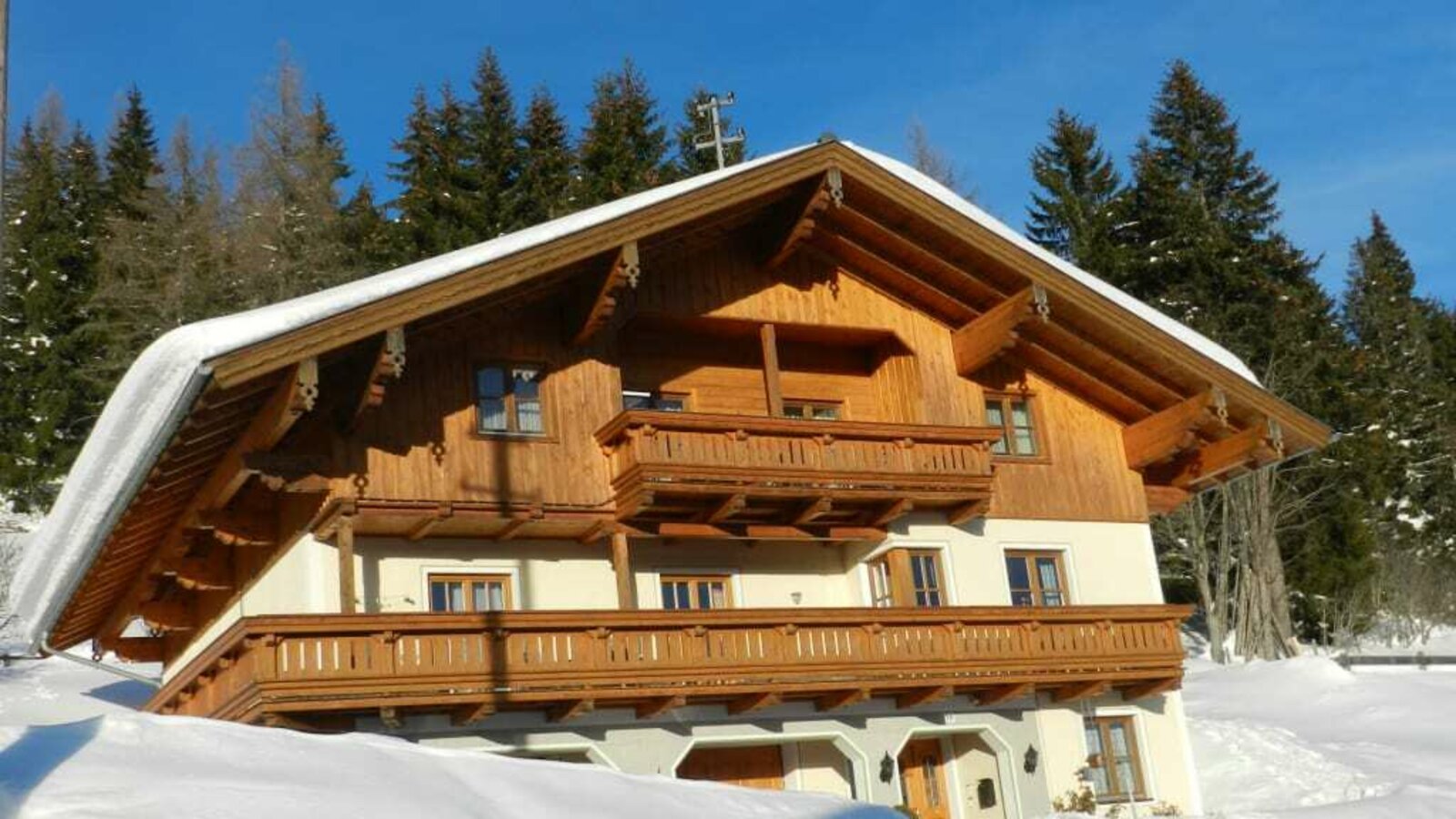 Appartementhaus im Winter