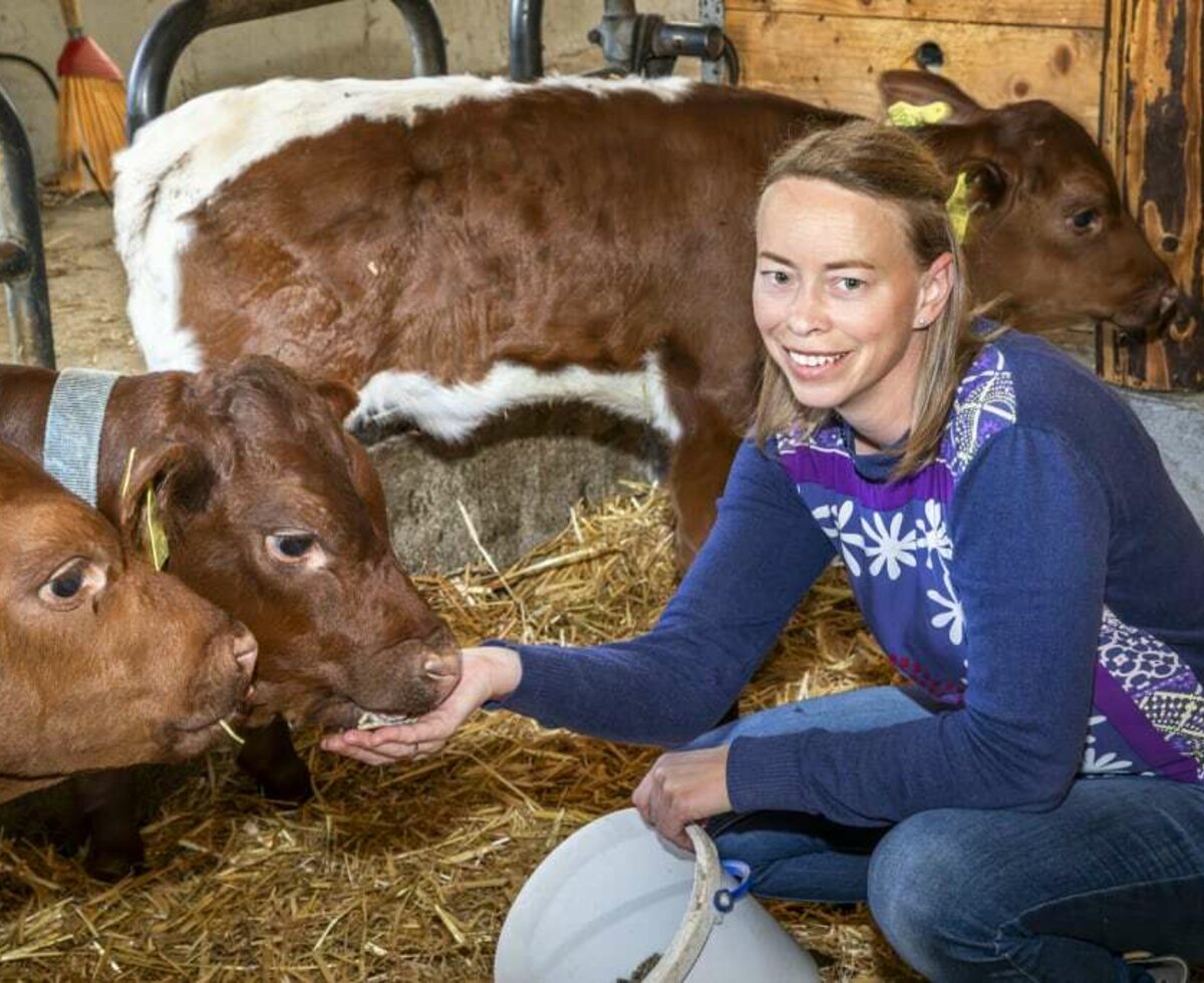 Margreth beim Kälbchen füttern