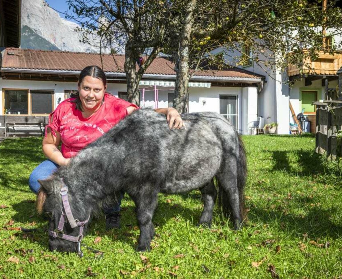 Regina mit einem Minipony