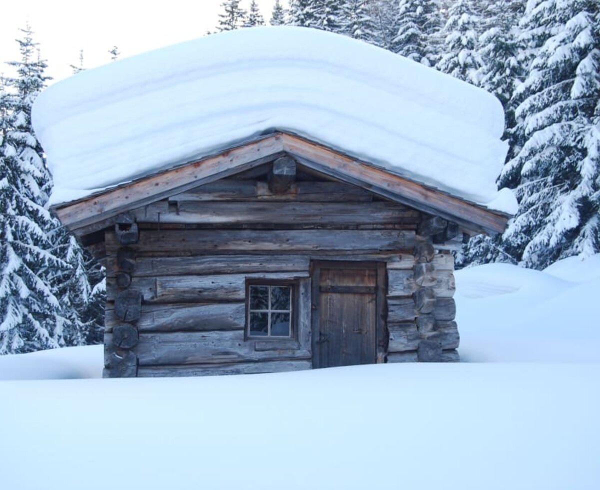 Almhütte mit dicker Schneehaube