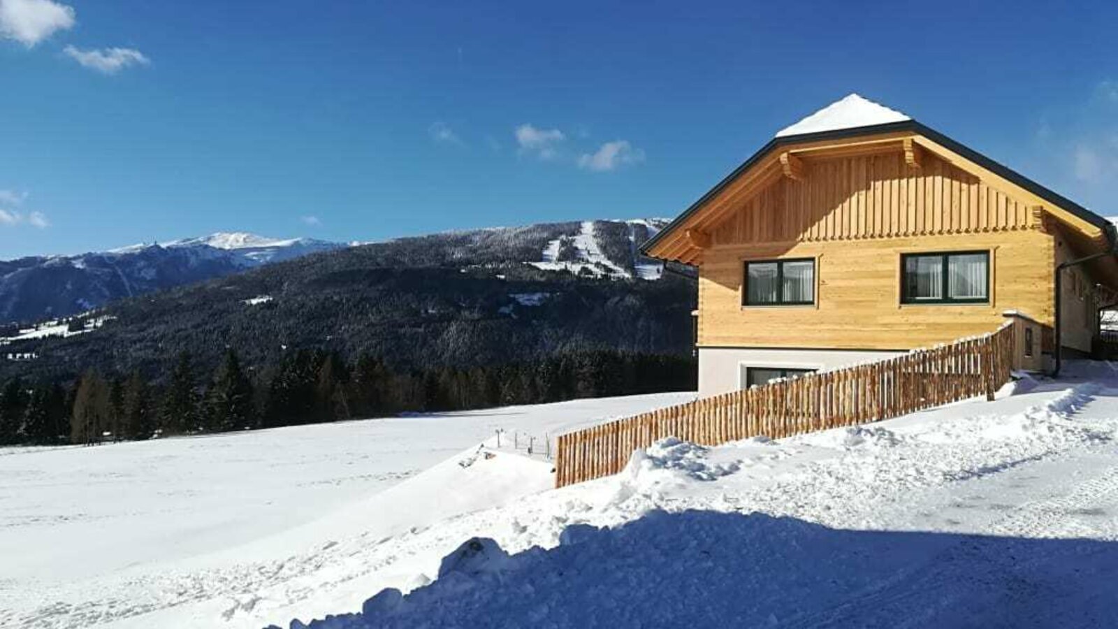 Das neue Haus im Hintergrund das Skigebiet Fanningberg