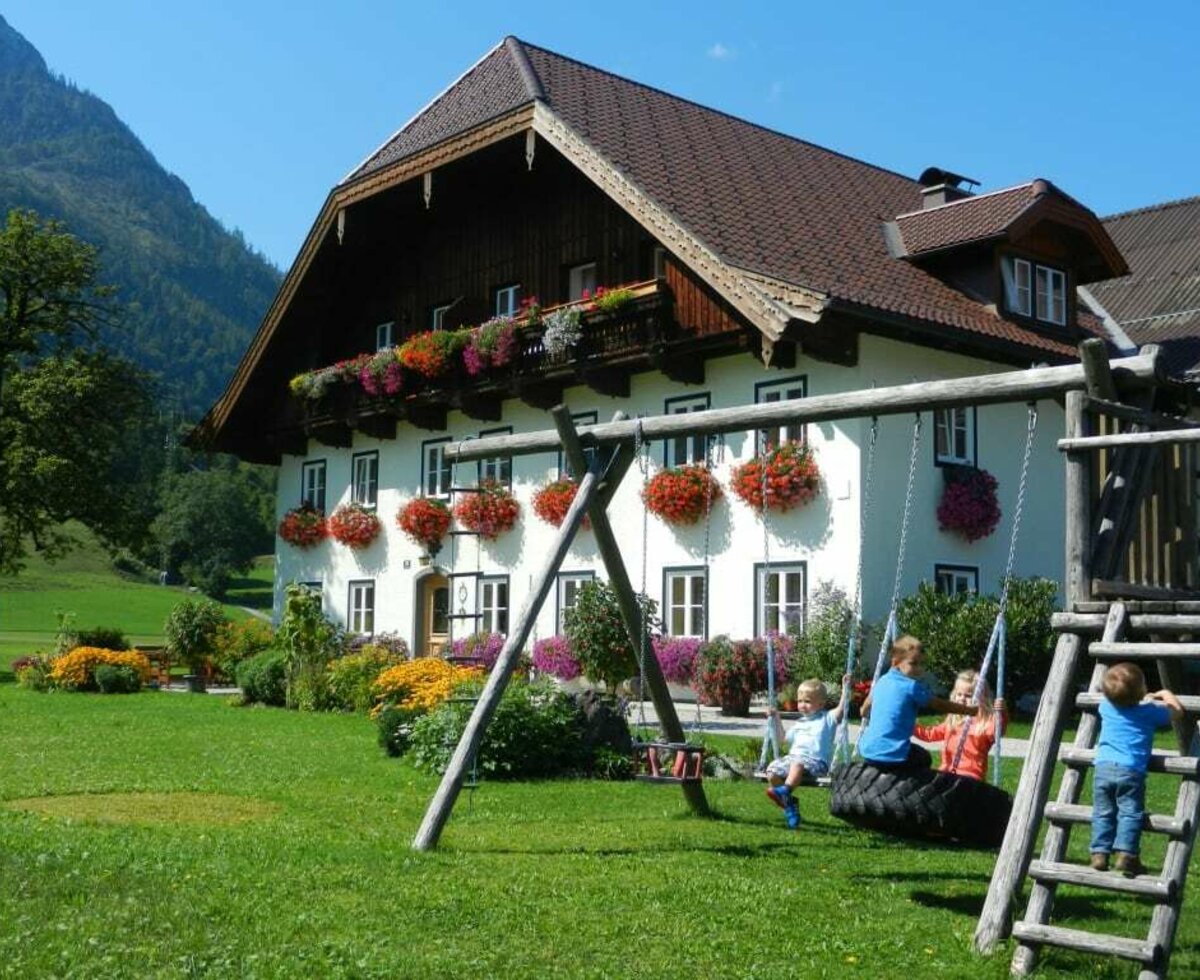 Der große Garten bietet Ihren Kindern viel Platz zum Spielen.