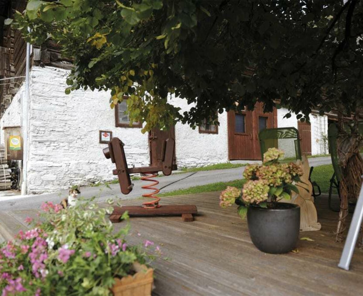 Zeit für sich auf der Terrasse unter der Hoflinde