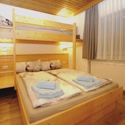 Appartement Rettenegg Zimmer mit Doppelbett und Etagenbett