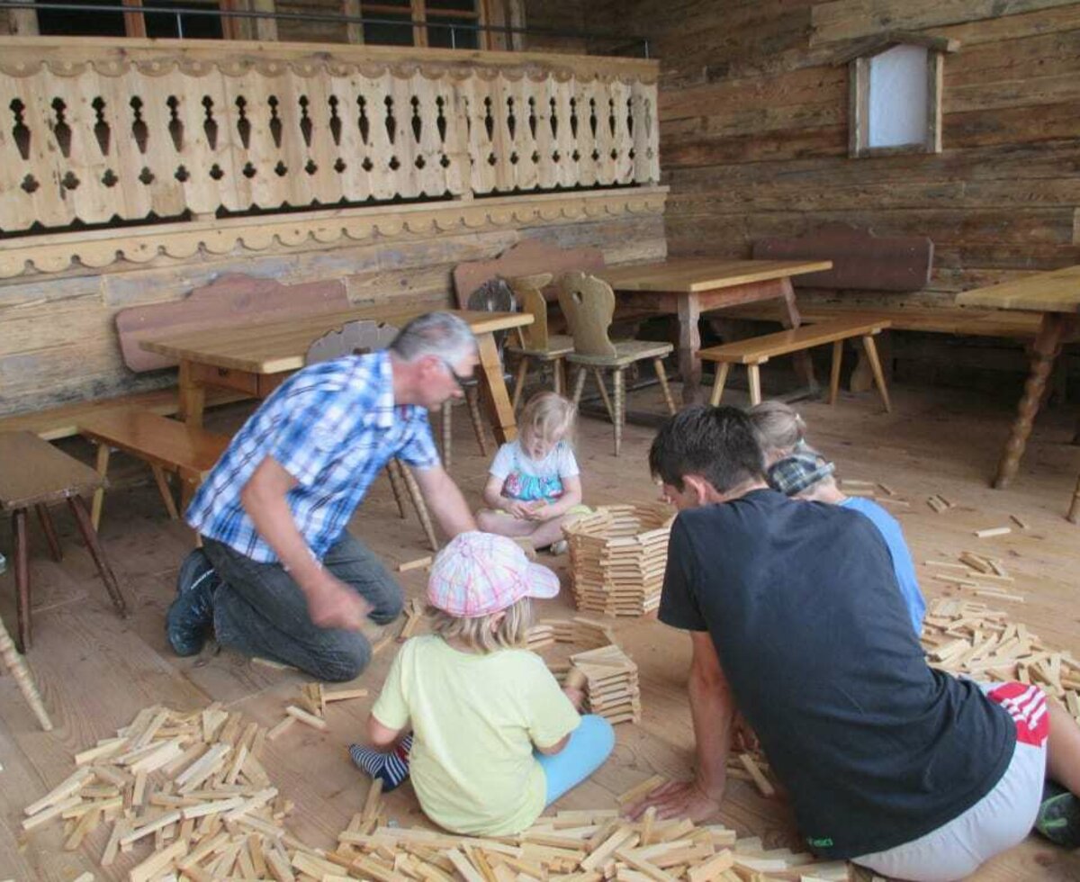 viele Holzstöckerl