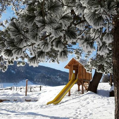 eingeschneiter Spielplatz