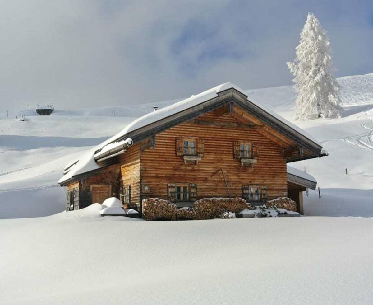 Tief verschneite Wallmanhütte