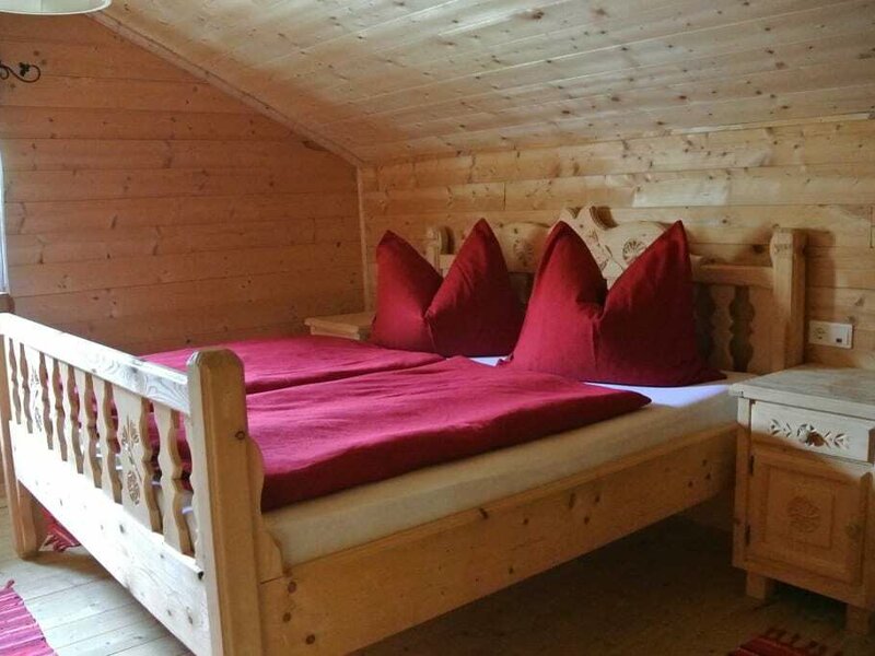 Vollholzbetten - 3 Vier-Bettzimmer mit je Doppelbett und Stockbett