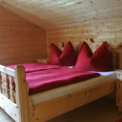 Vollholzbetten - 3 Vier-Bettzimmer mit je Doppelbett und Stockbett