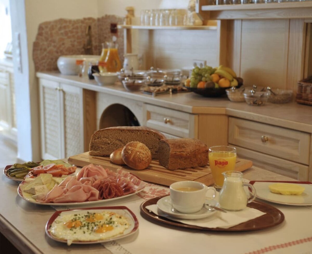 Frühstücksbuffet mit Produkten aus der eigenen Landwirtschaft