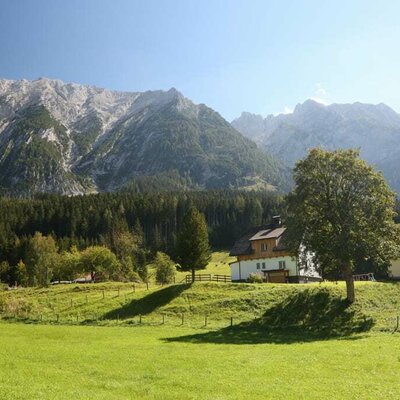 Außenansicht mit wunderschönem Blick auf den Grimming.