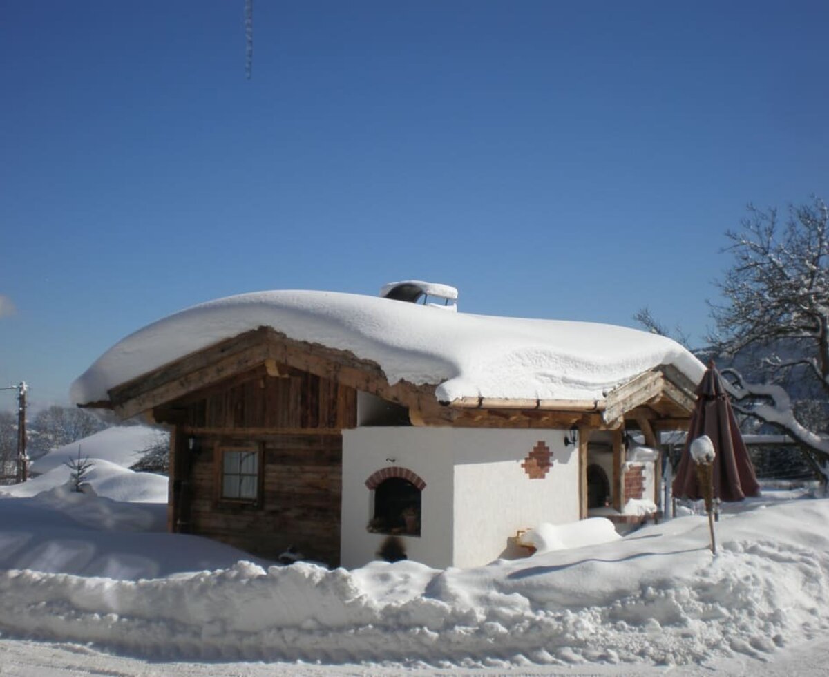 unser Grillütterl und Brotbackofen im Hof