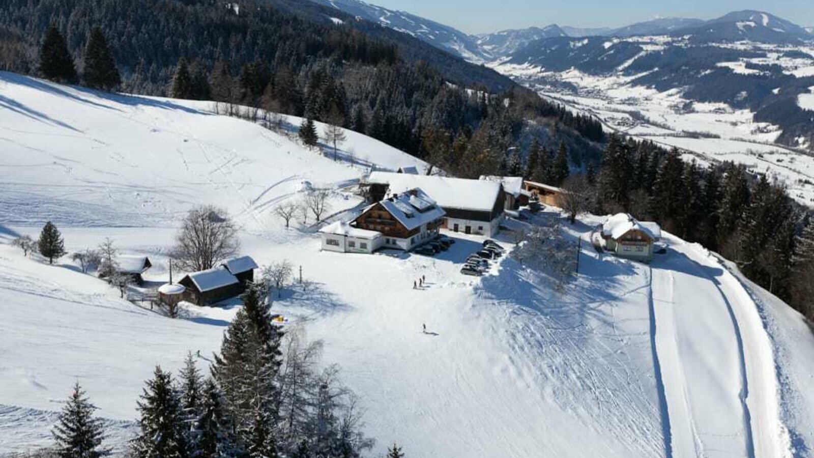 Direkt neben der Skipiste kann das Skivergnügen sofort beginnen.