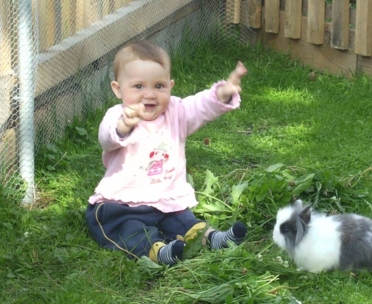 Lena mit Hase