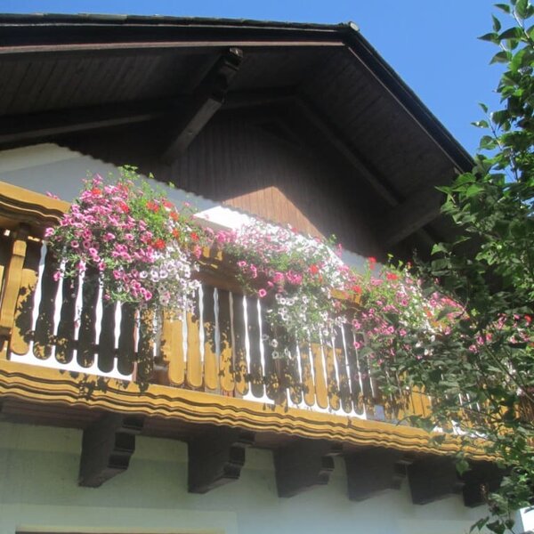 Balkon mit Blumenschmuck