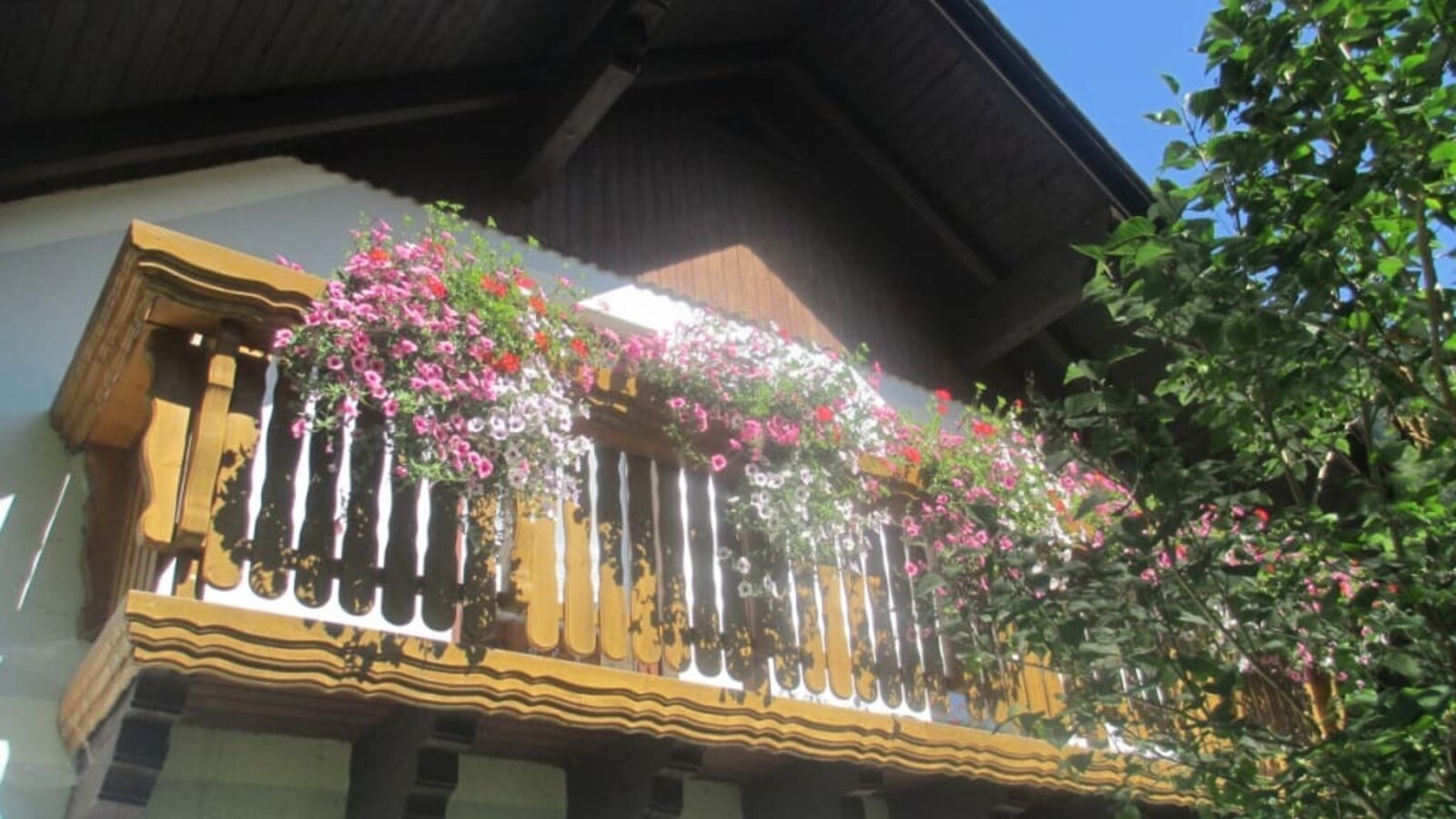 Balkon mit Blumenschmuck