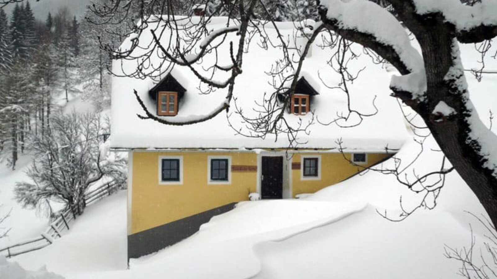 Hütte in winterlicher Landschaft