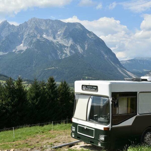 Der Glampingbus in absoluter Alleinlage mit Blick auf die Berge